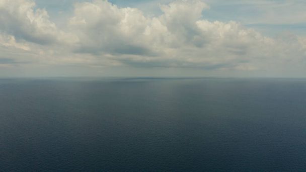Merimaisema, sininen meri, taivas pilvillä ja saarilla - Valokuva, kuva