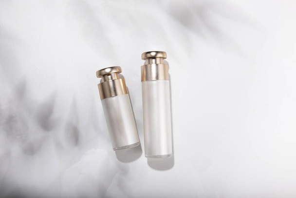 A top view of small glass bottles for cosmetic skincare products - Valokuva, kuva