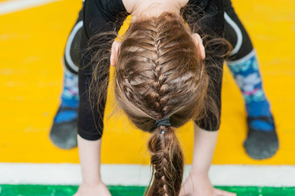 Küçük kız jimnastik yapıyor. Jimnastik salonundaki küçük kız. Spor salonundaki kız jimnastikçi. Spor sağlığı. - Fotoğraf, Görsel