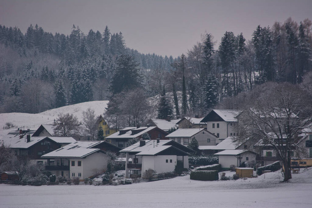 A beautiful shot of the frosted houses and landscapes during the winter season - Foto, Imagem