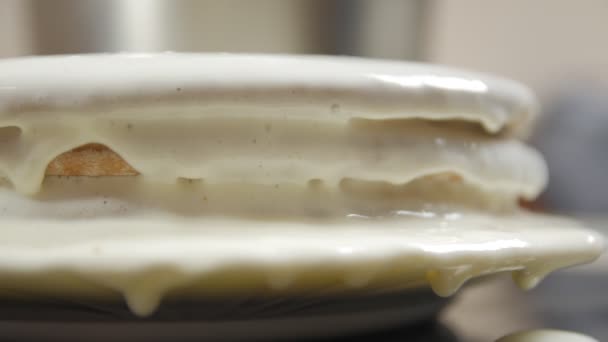 Λευκή κρέμα σε κέικ - Πλάνα, βίντεο