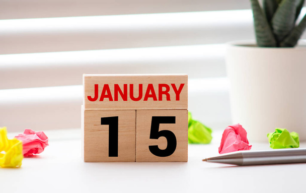 Белый блок календаря настоящее время дата 15 и месяц Январь на деревянном фоне. - Фото, изображение