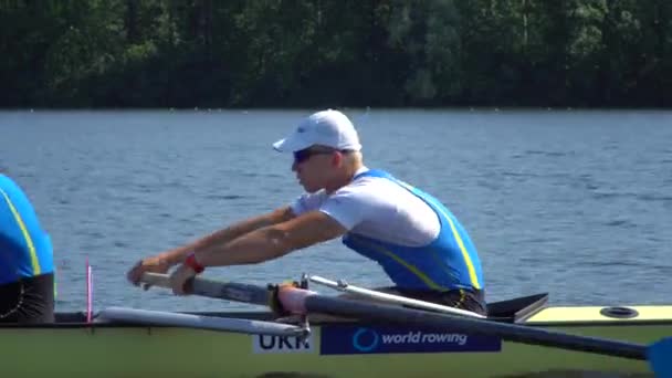 Roeiteam zomertraining. 8 atleten roeien in een boot in de rivier de Dnipro. Stadsgebied in Kiev, Oekraïne - Video