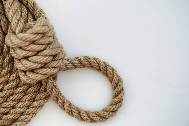 Cuerda gruesa trenzada atada en una madeja. Cuerda de cáñamo para decoración y diseño. Fondo de la cuerda de pesca. - Foto, imagen