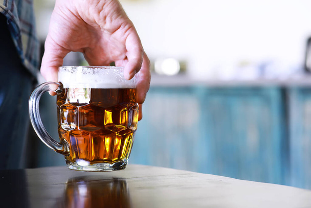 Tahta bir masada bir bardak taze bira. Bira bardağı taş masada. Üst görünüm kopyalama alanı - Fotoğraf, Görsel
