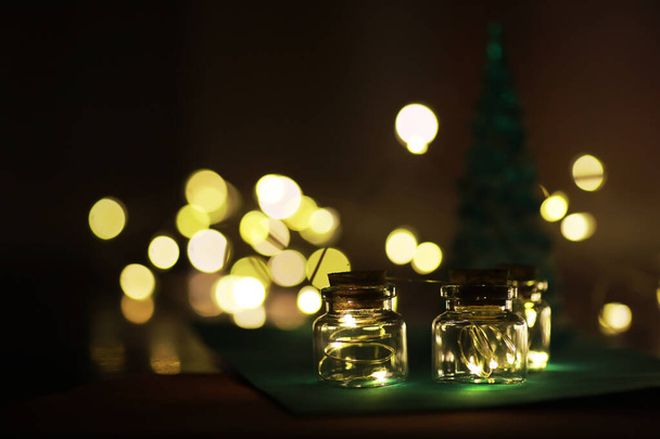 Вечнозеленые игрушки ручной работы, снежинки, шары и елки на каменном фоне, Рождественская открытка с местом для текста - Фото, изображение