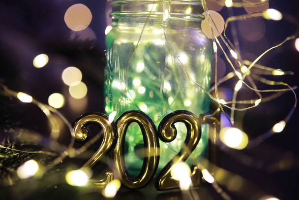 Lichterkranz im Glas. Weihnachten, Neujahr Feiertagsfeier Konzept. Kopierraum. Banner-Image für Design - Foto, Bild