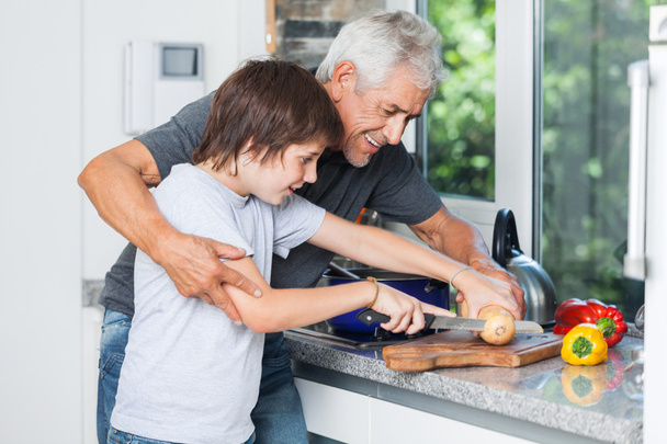 Дедушка и маленький мальчик готовят
 - Фото, изображение