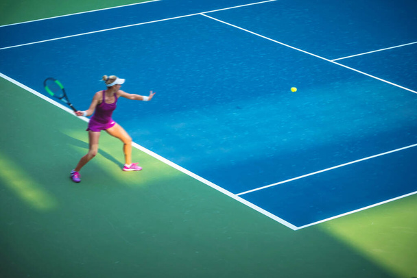 nuori nainen pelaa tennistä kentällä - Valokuva, kuva