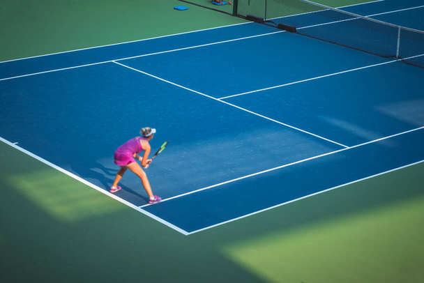 mladá žena hraje tenis na hřišti - Fotografie, Obrázek
