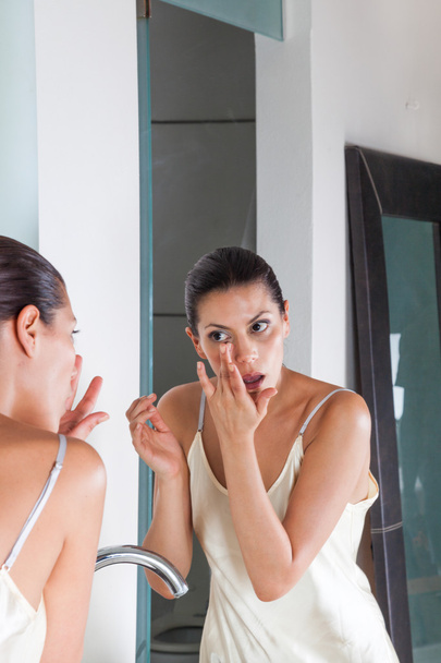 Aynaya bakan kadın - Fotoğraf, Görsel