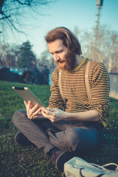Hipster man using tablet - Фото, изображение