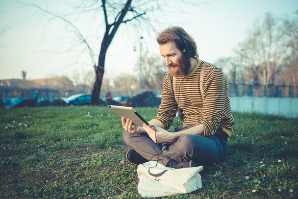 hipster άνθρωπος χρησιμοποιώντας δισκίο - Φωτογραφία, εικόνα