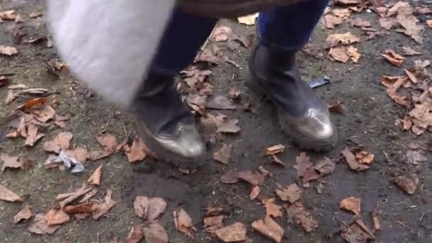 Mulher de colheita dançando no chão com folhas caídas - Filmagem, Vídeo