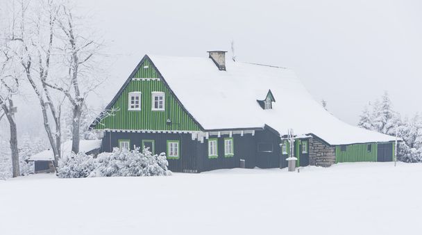 εξοχική κατοικία στο χειμώνα - Φωτογραφία, εικόνα