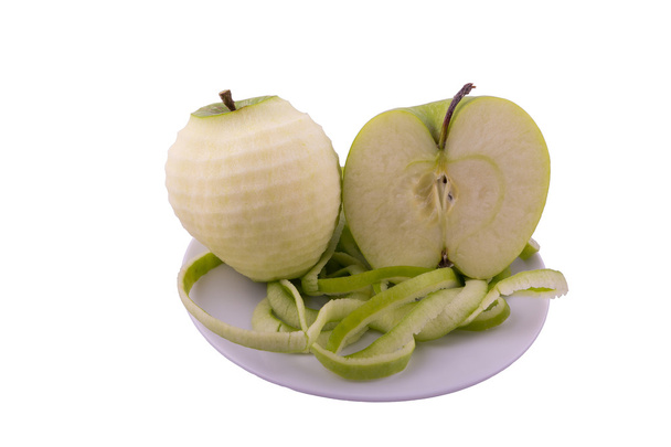 Manzana verde madura con medio aislado sobre fondo blanco
 - Foto, Imagen