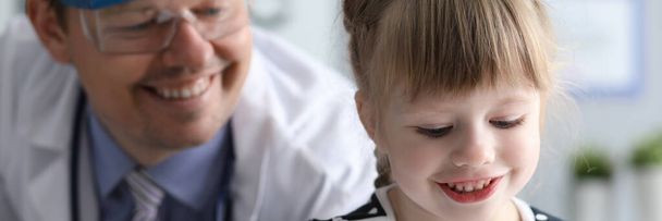 Porträt des kleinen schönen Mädchens auf Konsultation mit dem Kinderarzt in der Klinik - Foto, Bild