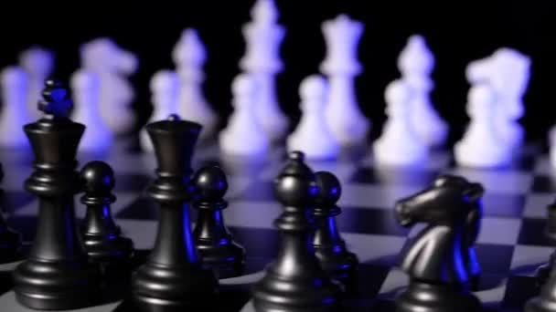 Geschäftsmannschach am Tisch. Spieler macht einen Zug und entwickelt Schachstrategie. - Filmmaterial, Video