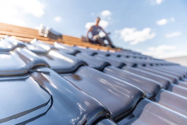 Herstellung von Dächern aus keramikgebrannten Ziegeln auf einem Einfamilienhaus - Foto, Bild