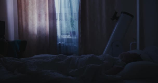 Een vrouw ligt 's nachts op bed en kan niet slapen als gevolg van slapeloosheid - Video