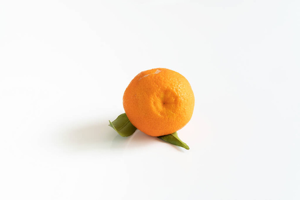 One mandarin or tangerine on white background. - Valokuva, kuva