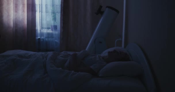 Μια γυναίκα ξαπλώνει τη νύχτα σε ένα κρεβάτι και δεν μπορεί να κοιμηθεί λόγω αϋπνίας. - Πλάνα, βίντεο