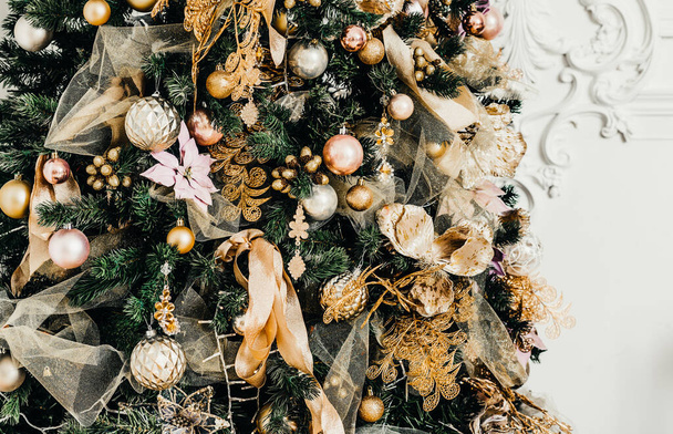beau grand arbre de Noël décoré avec des boules et des jouets Noël humeur cadeaux avec des rubans - Photo, image