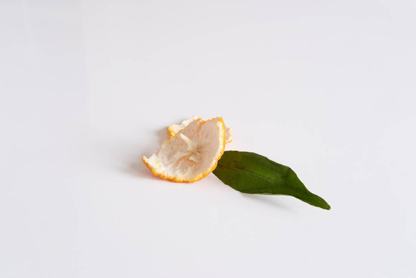 Mandarine oder Mandarine auf weißem Hintergrund. - Foto, Bild