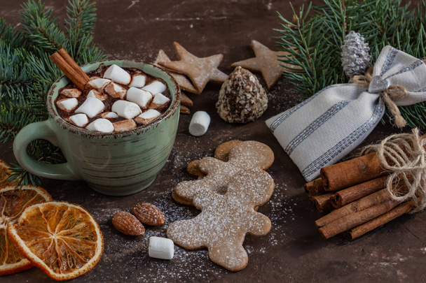 composición navideña atmosférica, una taza de cacao con malvaviscos, galletas de jengibre, dulces, canela, espacio para copiar.. - Foto, imagen