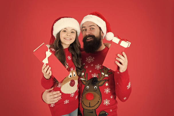 Father hug little daughter. Child with dad celebrate christmas. Lovely family shopping. Buy christmas gifts. Delivery service. Shop store mall concept. Fun time. Winter tradition. Christmas gift - Zdjęcie, obraz