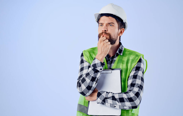 Mies työpuvussa valkoinen kypärä rakentaminen turvallisuusasiakirjat Professional - Valokuva, kuva