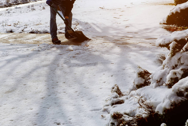 Обслуживание уборка снега зимой с лопатой после снежной бури двор - Фото, изображение