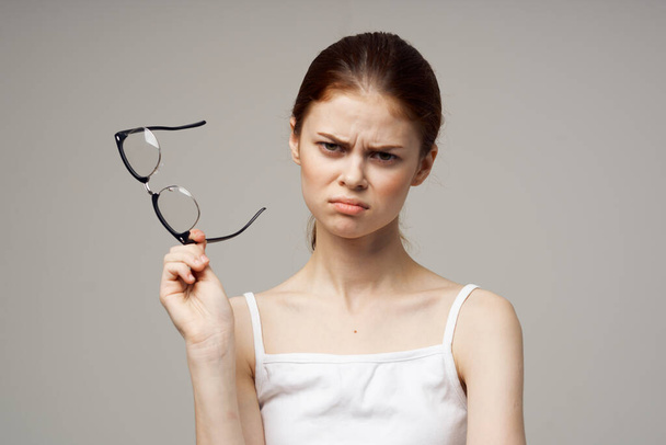 femme en t-shirt blanc lunettes problèmes de vision myopie - Photo, image