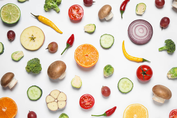 Fresh organic fruits and vegetables on white background, flat lay - Foto, Bild