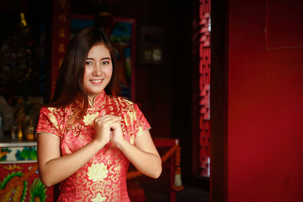Asiatische Frauen in roten Kleidern gratulieren zum chinesischen Neujahr - Foto, Bild