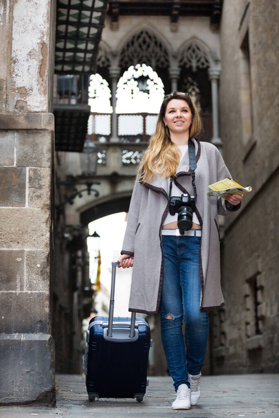 Girl taking a walk with the travel bag - Zdjęcie, obraz