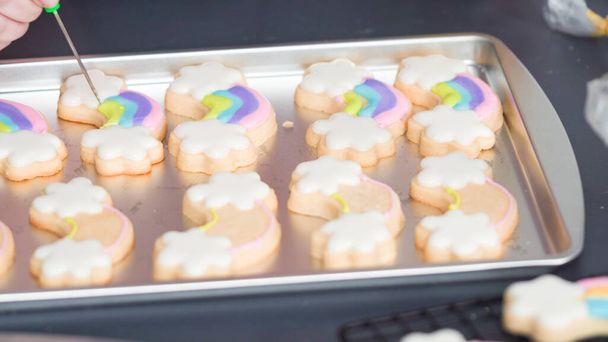 Paso a paso. Decoración de galletas de azúcar unicornio con glaseado real en bandeja para hornear. - Foto, Imagen