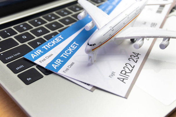 laptop, samolot i pieniądze na stole. Koncepcja rezerwacji biletów online - Zdjęcie, obraz