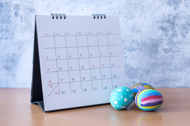 Gelukkige Paaskalender met een paaseieren. Pasen Feestdagen concept.  - Foto, afbeelding