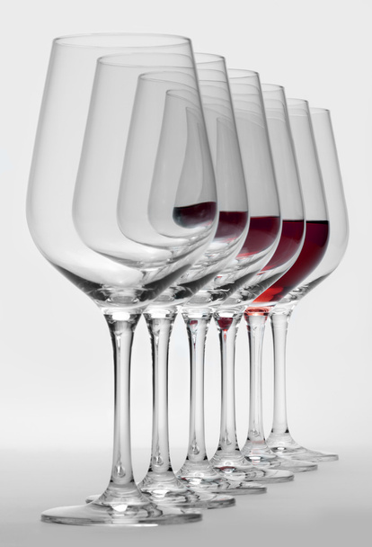 ποτήρια κρασιού στη σειρά - Φωτογραφία, εικόνα