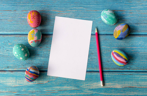Cartão de Páscoa vazio e ovos de Páscoa coloridos. Conceito de feriados festivos de Páscoa.  - Foto, Imagem