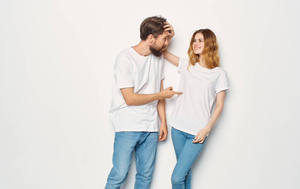 paar in liefde man en vrouw licht achtergrond plezier emoties dezelfde kleren - Foto, afbeelding
