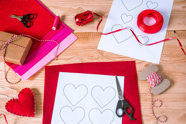 Valentinstag Basteln, Herzen und Dekorationen aus Filz - Foto, Bild