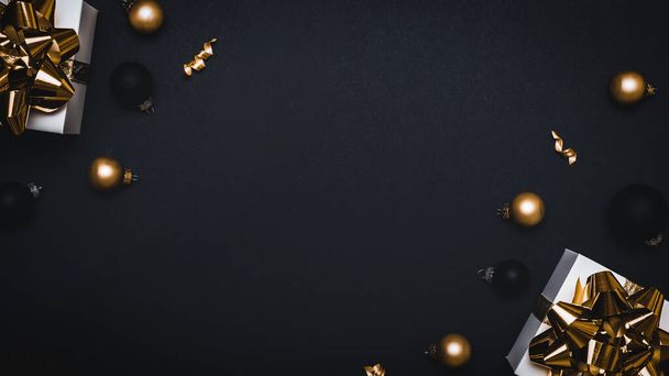 Corona de Navidad. Regalo blanco con lazo dorado, bolas de oro y guirnalda de luces brillantes en decoración navideña sobre fondo oscuro para tarjeta de felicitación. Copiar espacio. Vacaciones de invierno, Año Nuevo - Foto, imagen