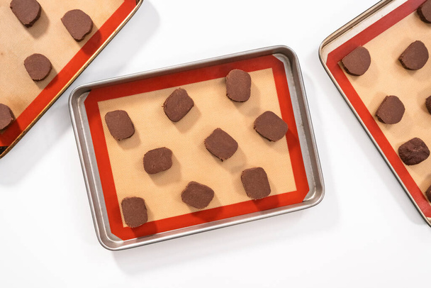 Ležel. Nepečené čokoládové sušenky na pečicím listu. - Fotografie, Obrázek