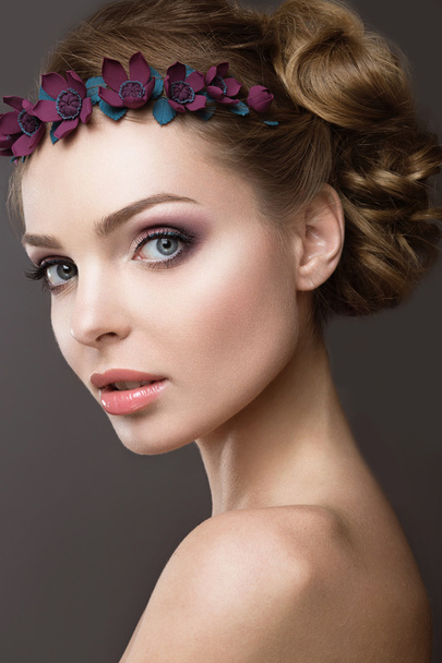 A woman with a wreath of flowers on her head - Foto, imagen