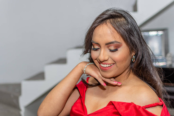 portret van jonge vrouw het dragen van een rode jurk na het krijgen van een make-up - Foto, afbeelding