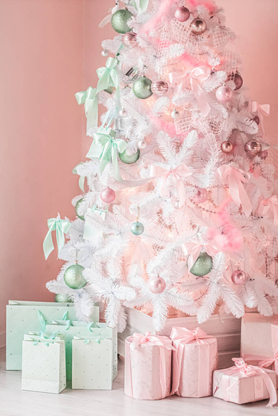 Cajas de regalo y árbol de Navidad pastel, regalos envueltos y decoración en estilo moderno como decoración de la casa de vacaciones - Foto, Imagen