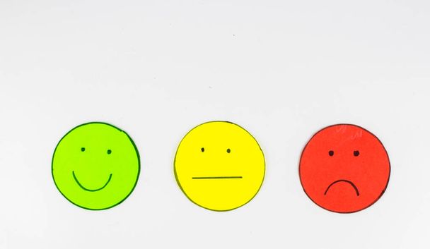 Conjunto de tres iconos de satisfacción del cliente hechos a mano. Verde y feliz, amarillo y neutro y rojo y triste. - Foto, imagen