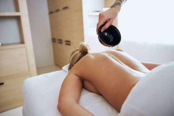Relaxado loira caucasiana mulher desfrutando de tratamento de spa no resort - Foto, Imagem